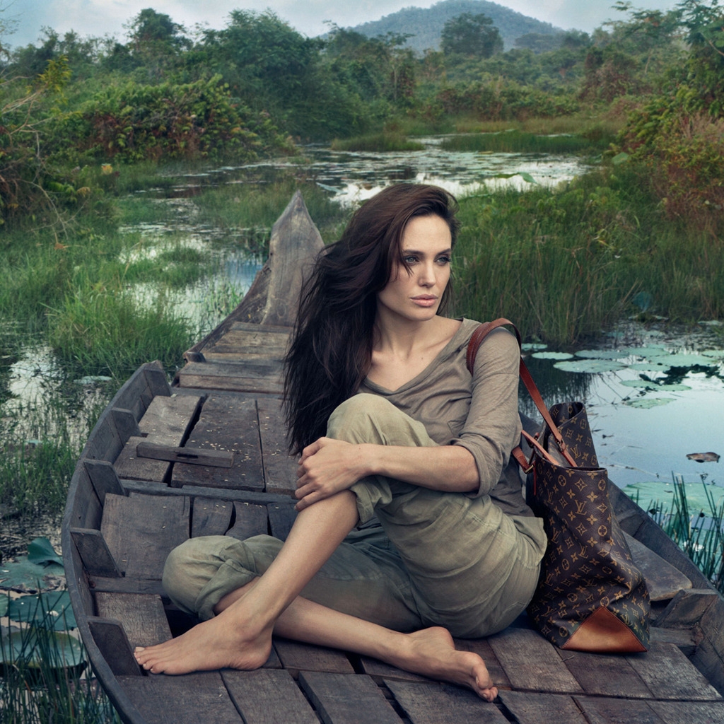Angelina Jolie Fashion for 1024 x 1024 iPad resolution