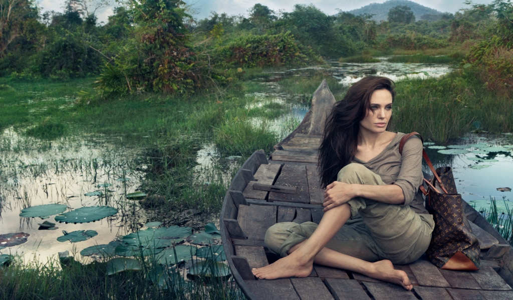 Angelina Jolie Fashion for 1024 x 600 widescreen resolution