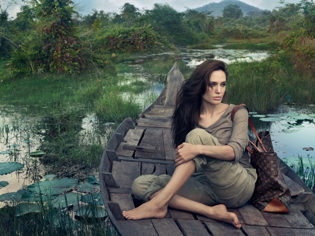 Angelina Jolie Fashion for 1024 x 768 resolution