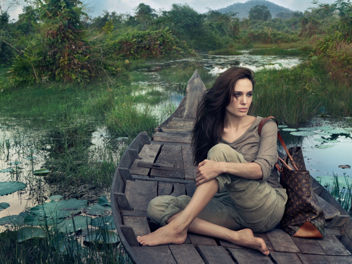Angelina Jolie Fashion for 1152 x 864 resolution