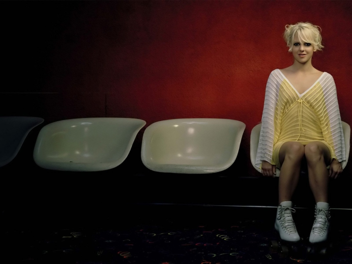 Anna Faris Roller Scating for 1152 x 864 resolution