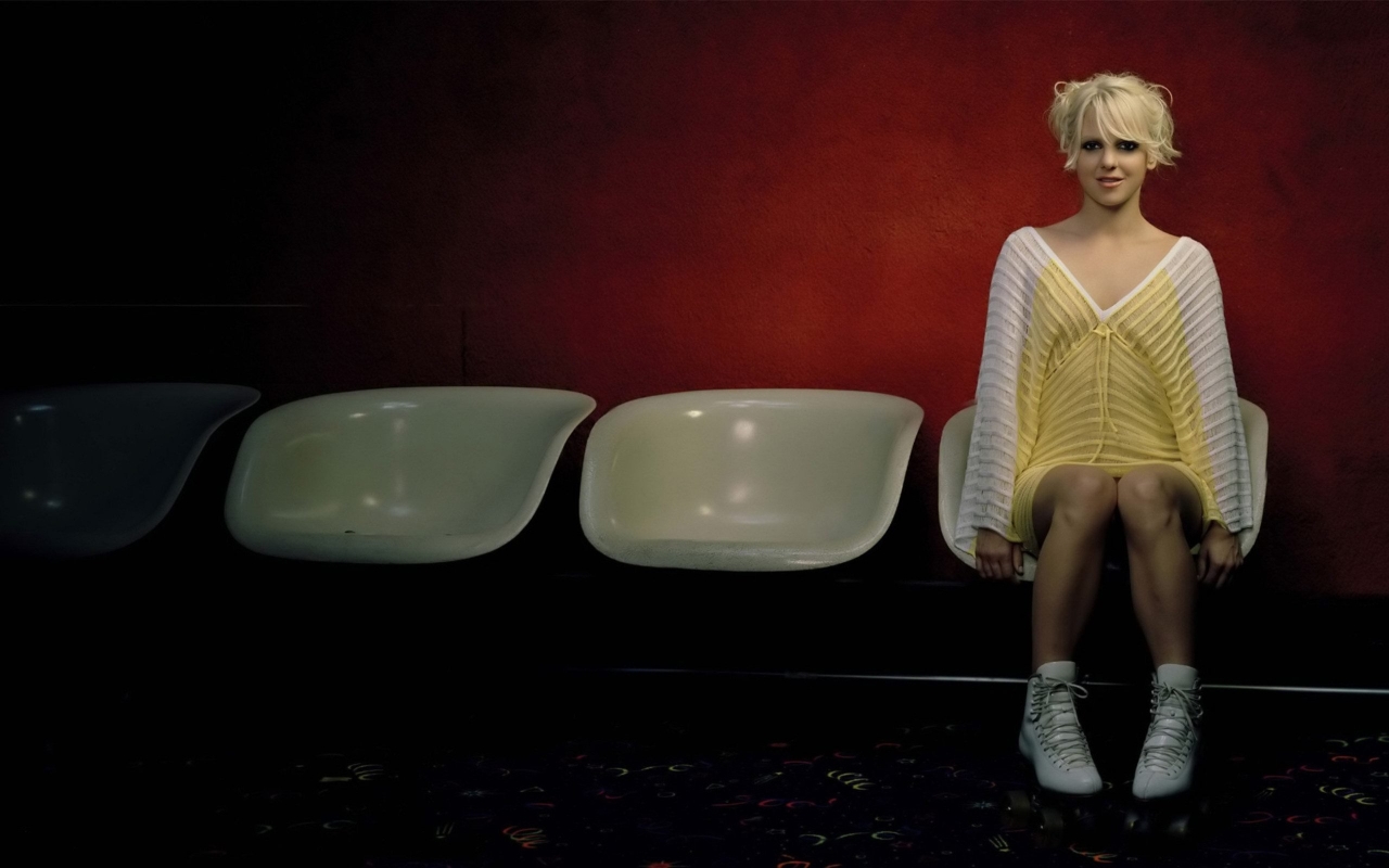 Anna Faris Roller Scating for 1280 x 800 widescreen resolution