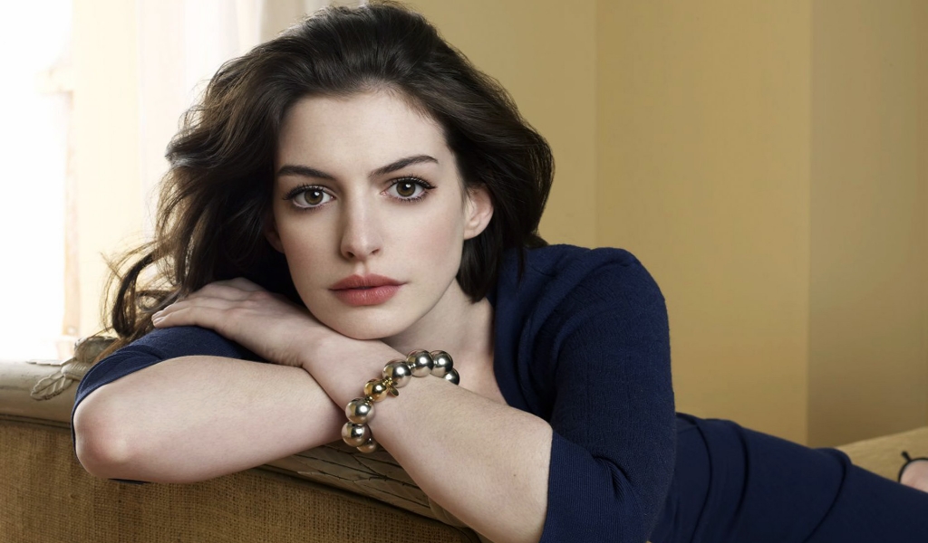 Anne Hathaway Actress for 1024 x 600 widescreen resolution