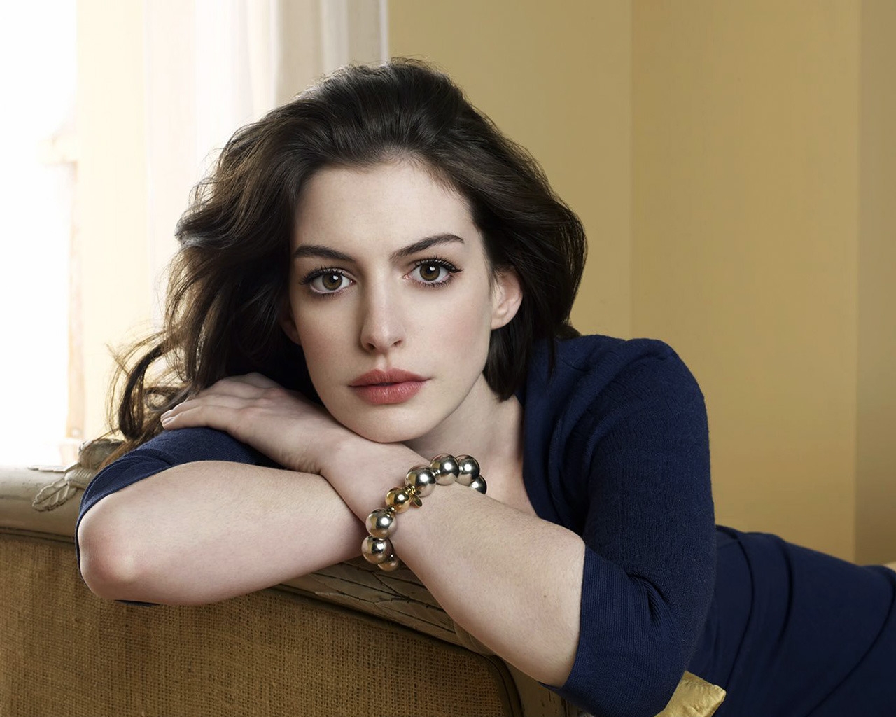 Anne Hathaway Actress for 1280 x 1024 resolution