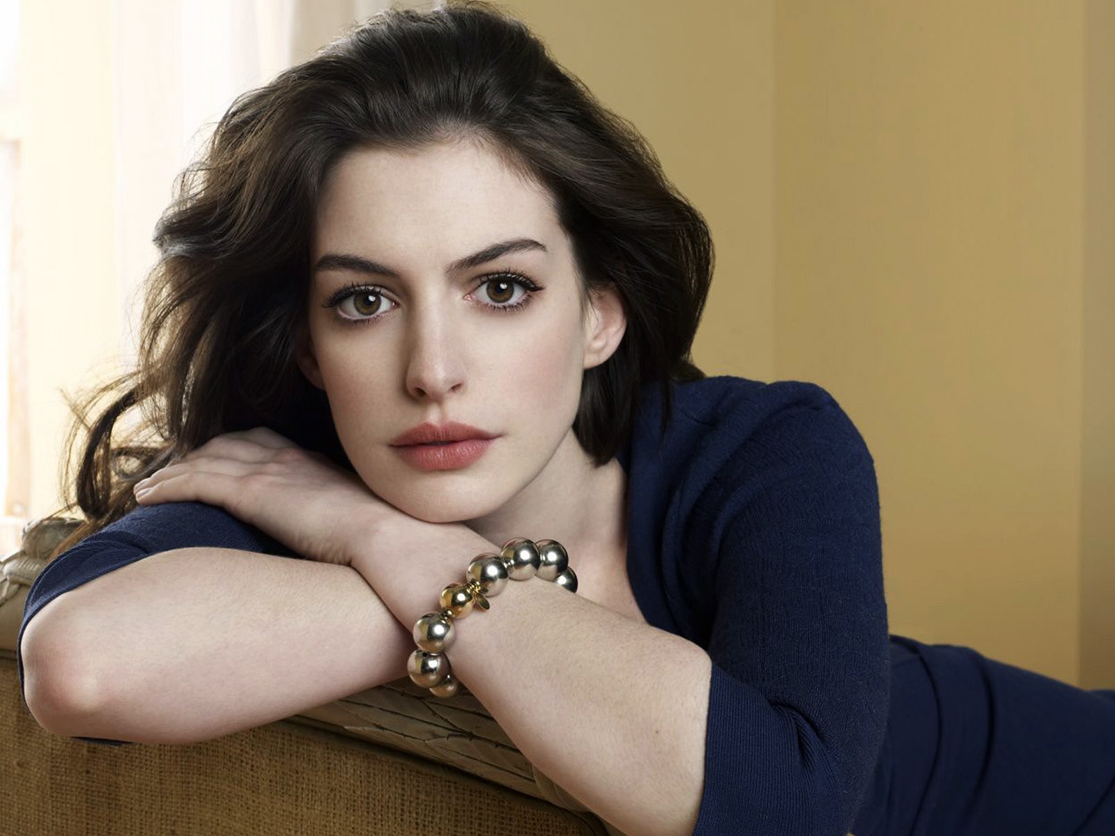 Anne Hathaway Actress for 1600 x 1200 resolution