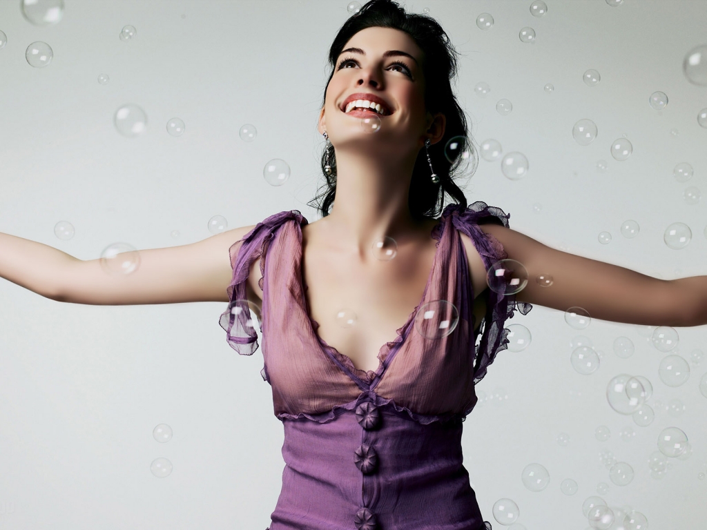 Anne Hathaway Bubbles for 1024 x 768 resolution