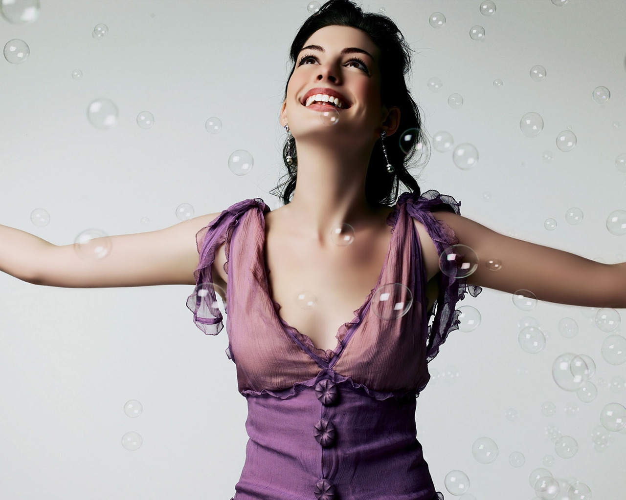 Anne Hathaway Bubbles for 1280 x 1024 resolution