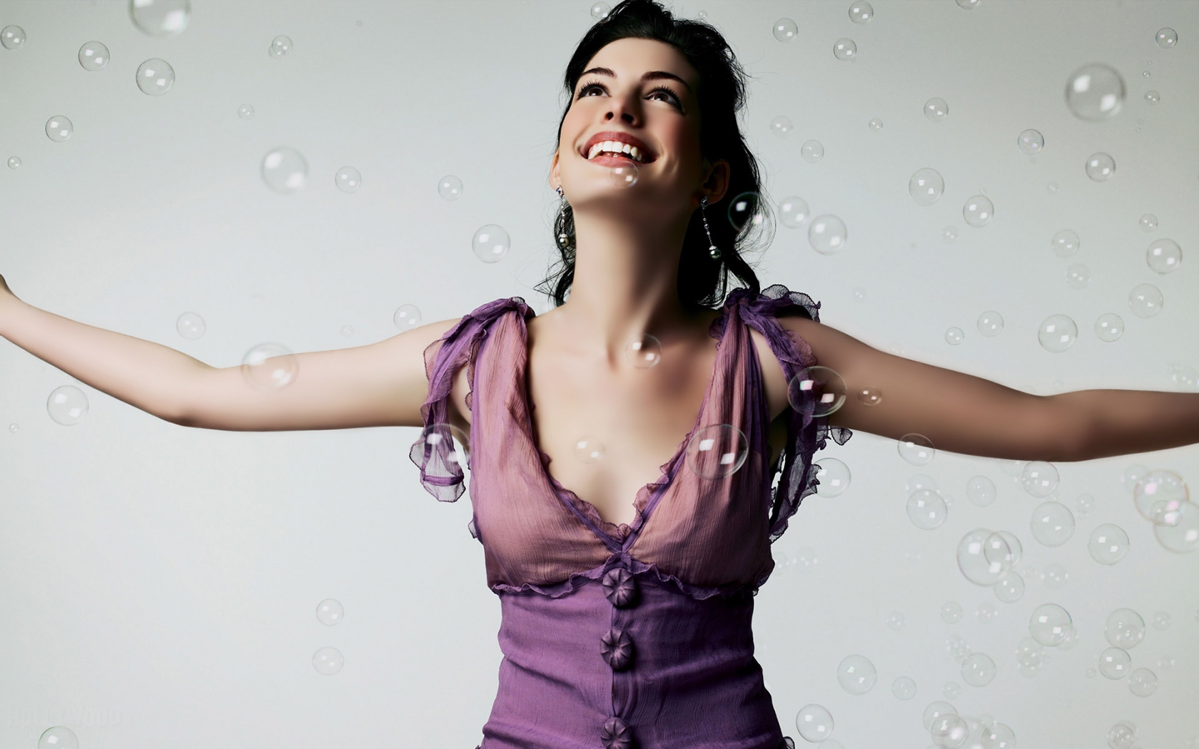 Anne Hathaway Bubbles for 1680 x 1050 widescreen resolution