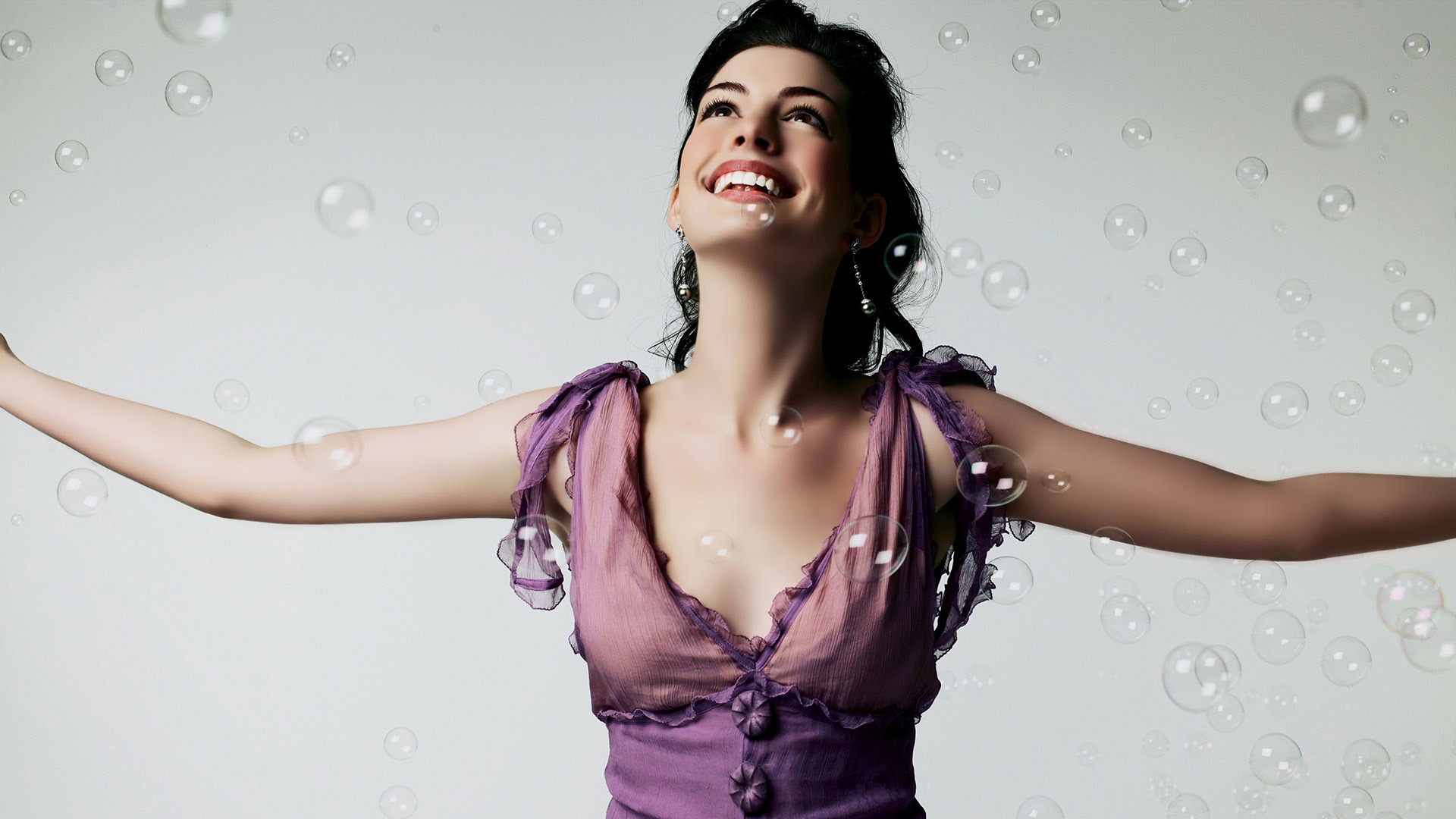 Anne Hathaway Bubbles for 1920 x 1080 HDTV 1080p resolution