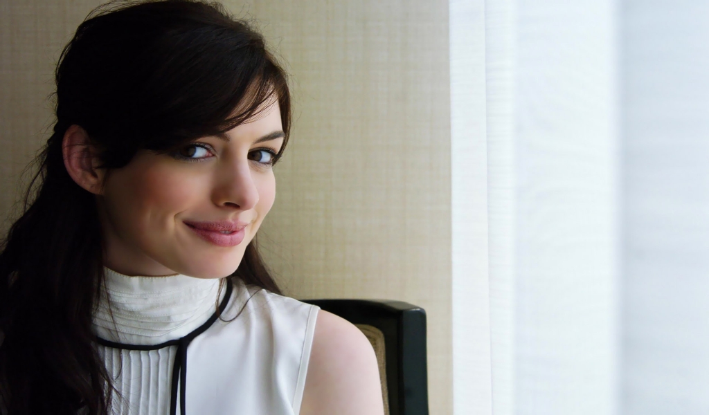 Anne Hathaway Cute for 1024 x 600 widescreen resolution
