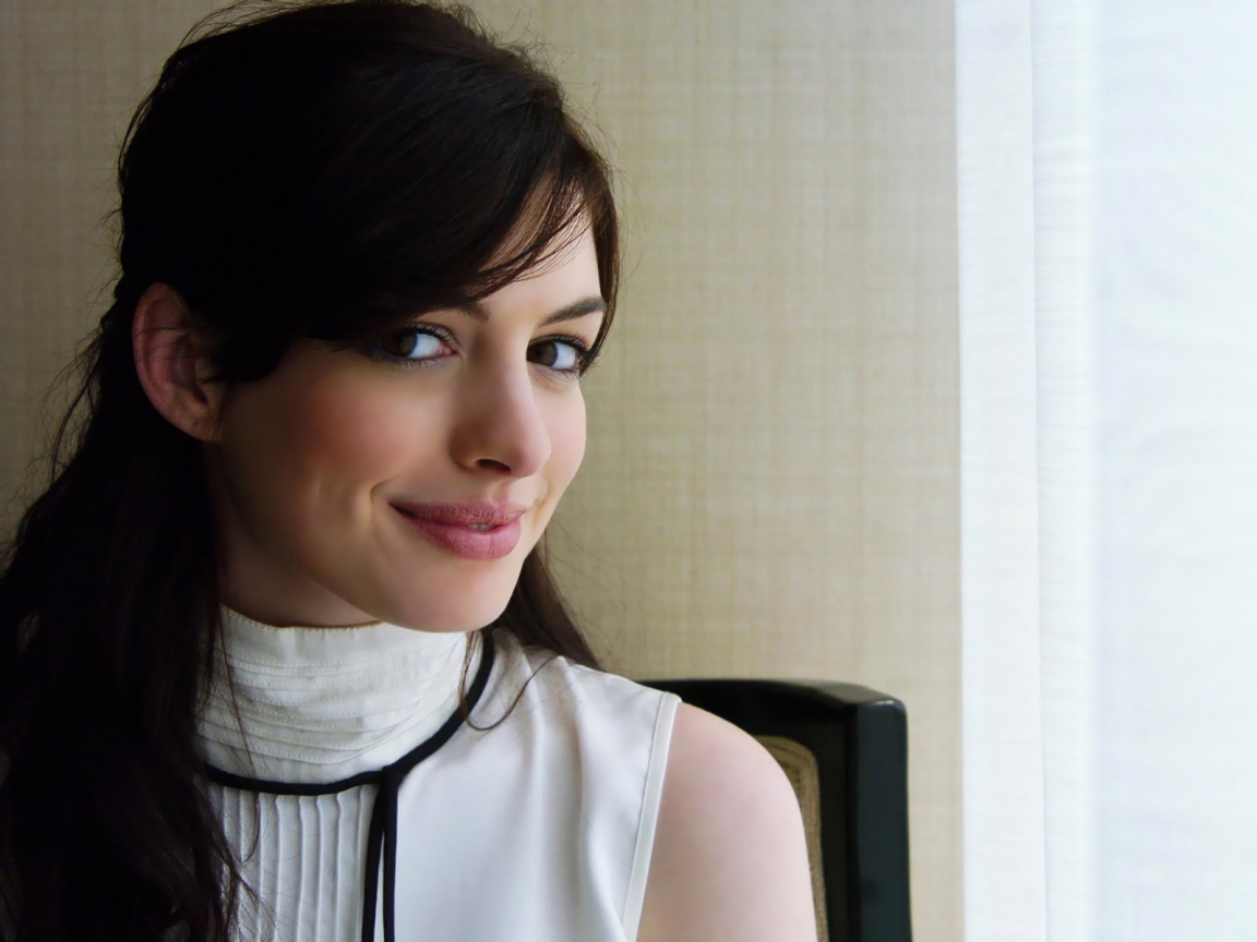 Anne Hathaway Cute for 1152 x 864 resolution