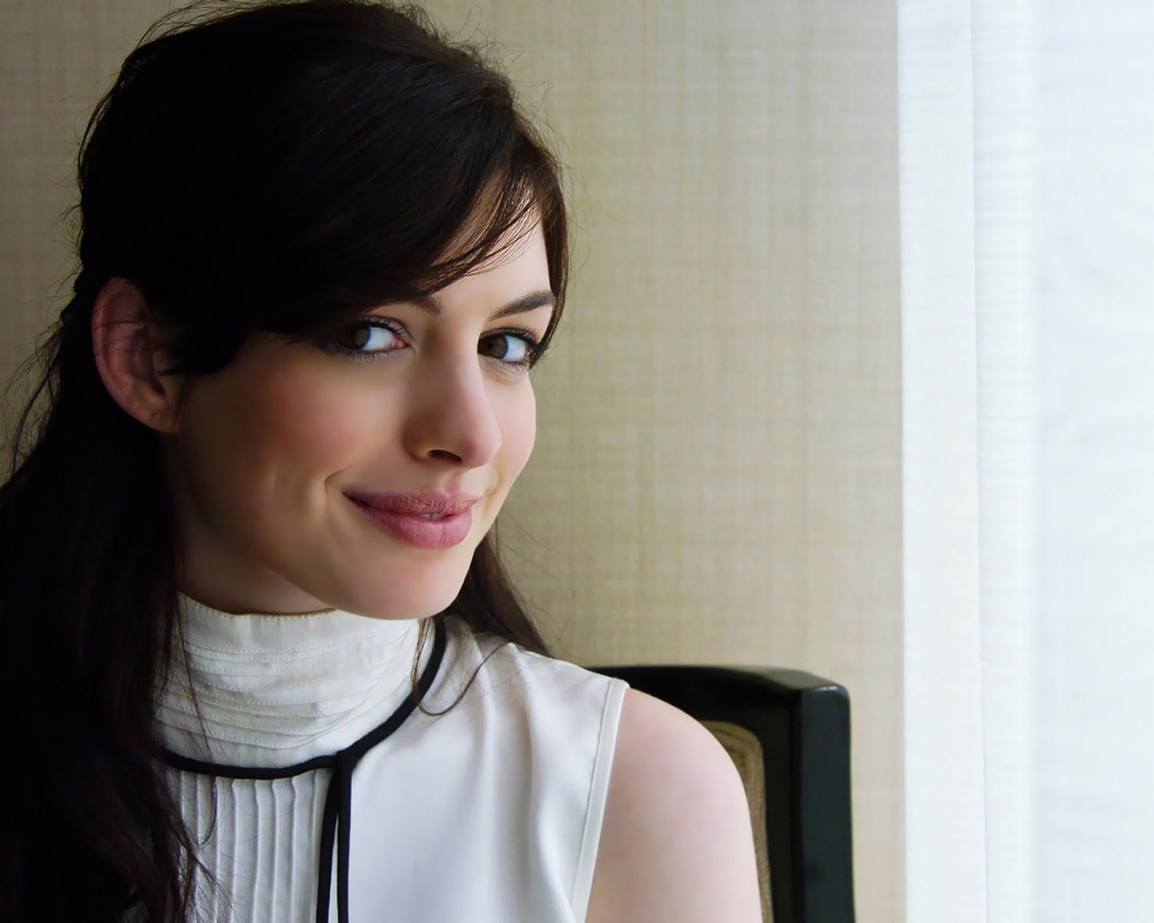 Anne Hathaway Cute for 1280 x 1024 resolution