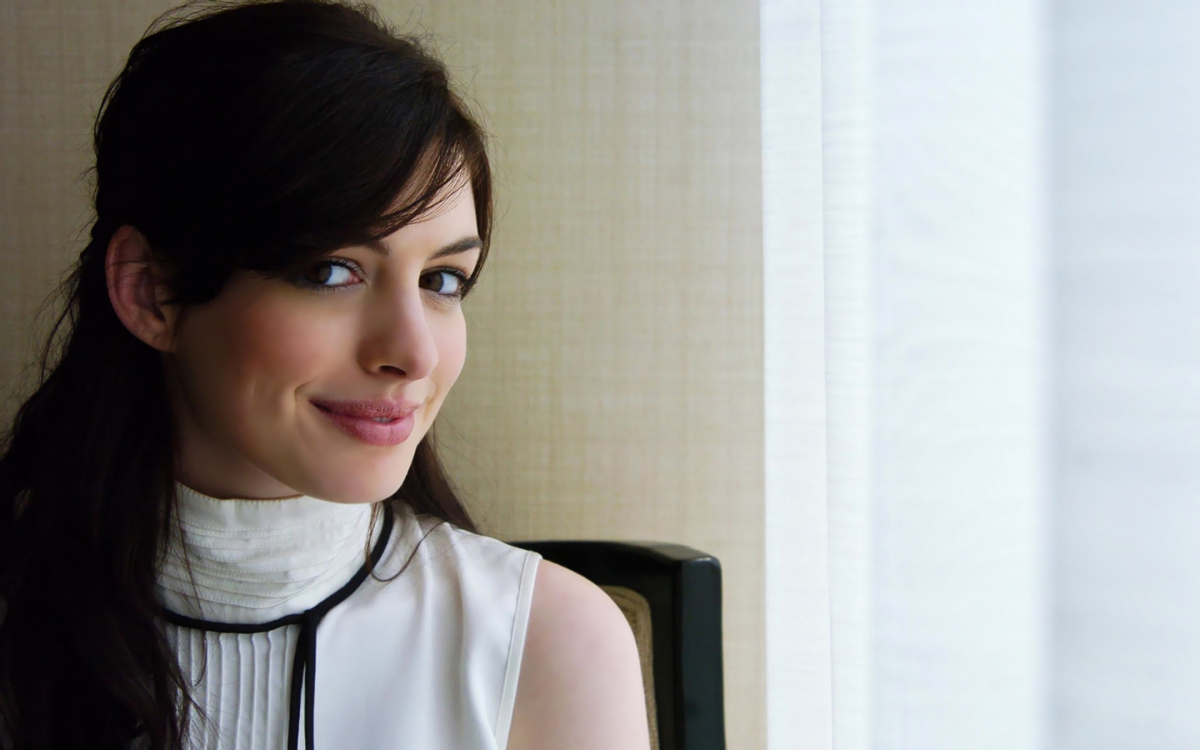 Anne Hathaway Cute for 1680 x 1050 widescreen resolution