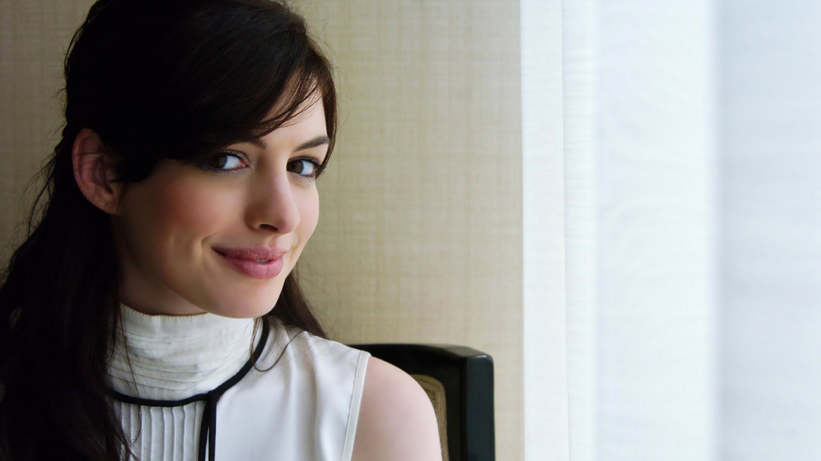 Anne Hathaway Cute for 1680 x 945 HDTV resolution