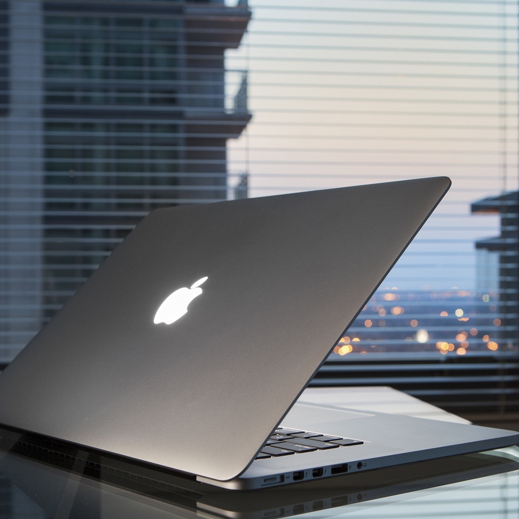 Apple MacBook On Desk for 1024 x 1024 iPad resolution