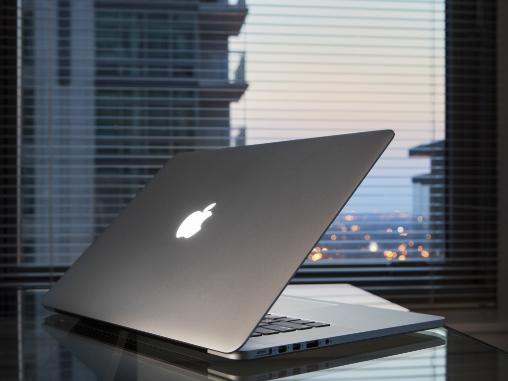 Apple MacBook On Desk for 1024 x 768 resolution