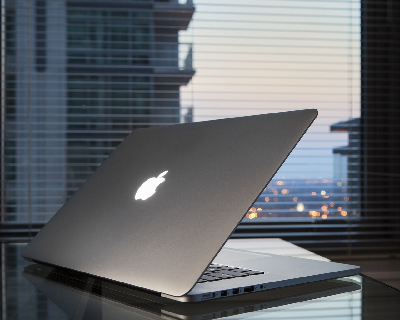Apple MacBook On Desk for 1280 x 1024 resolution