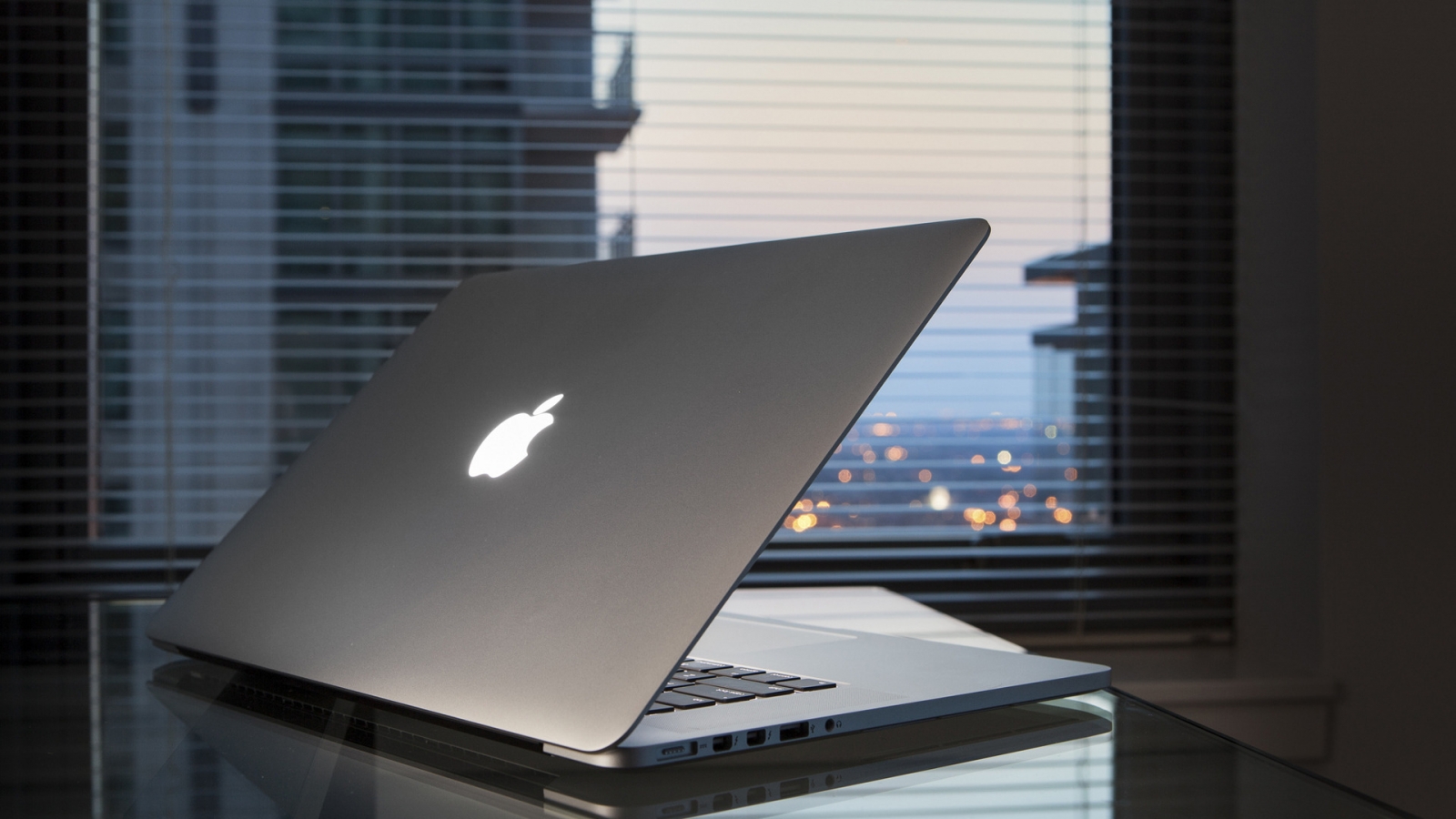 Apple MacBook On Desk for 1600 x 900 HDTV resolution