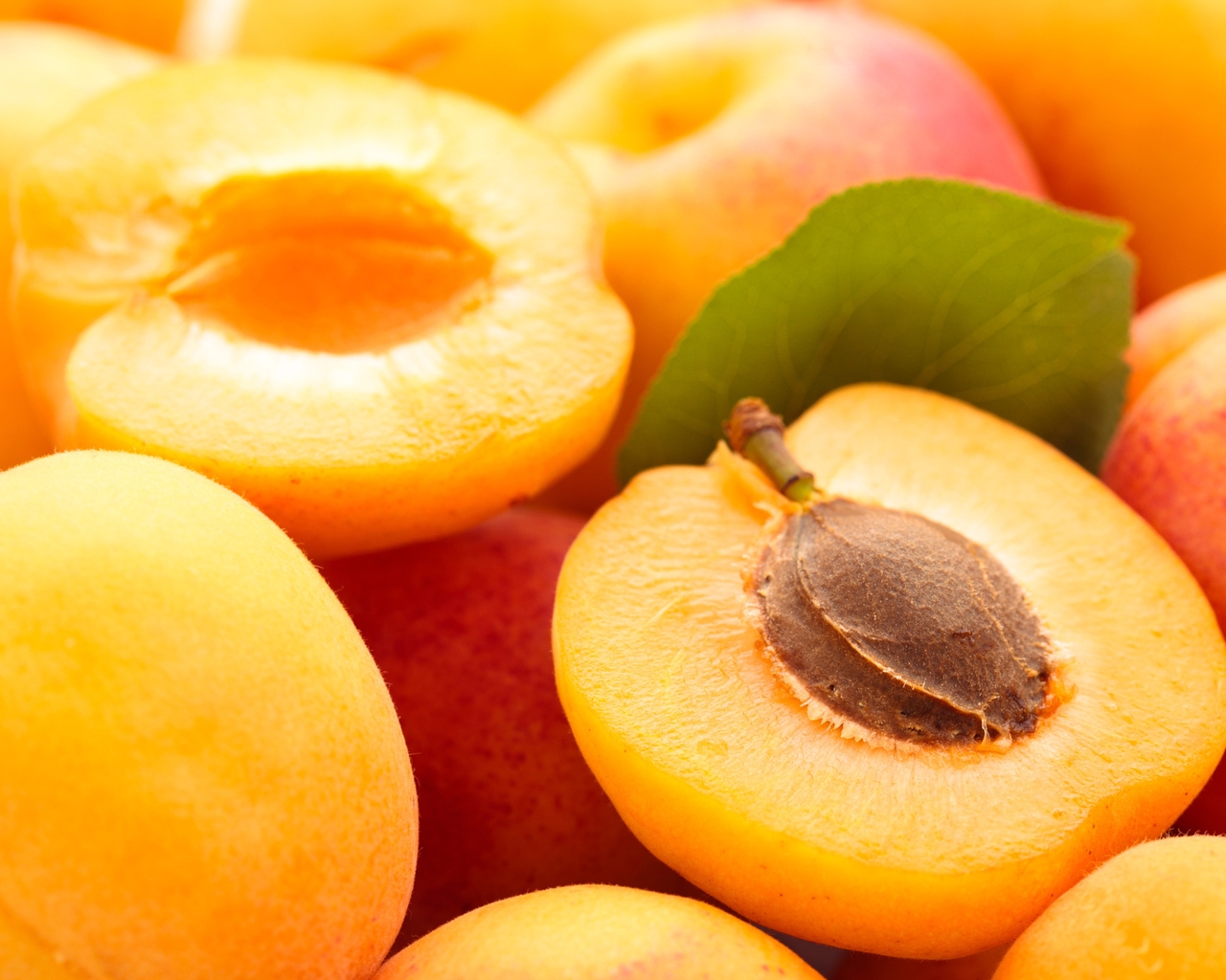 Apricots  for 1280 x 1024 resolution