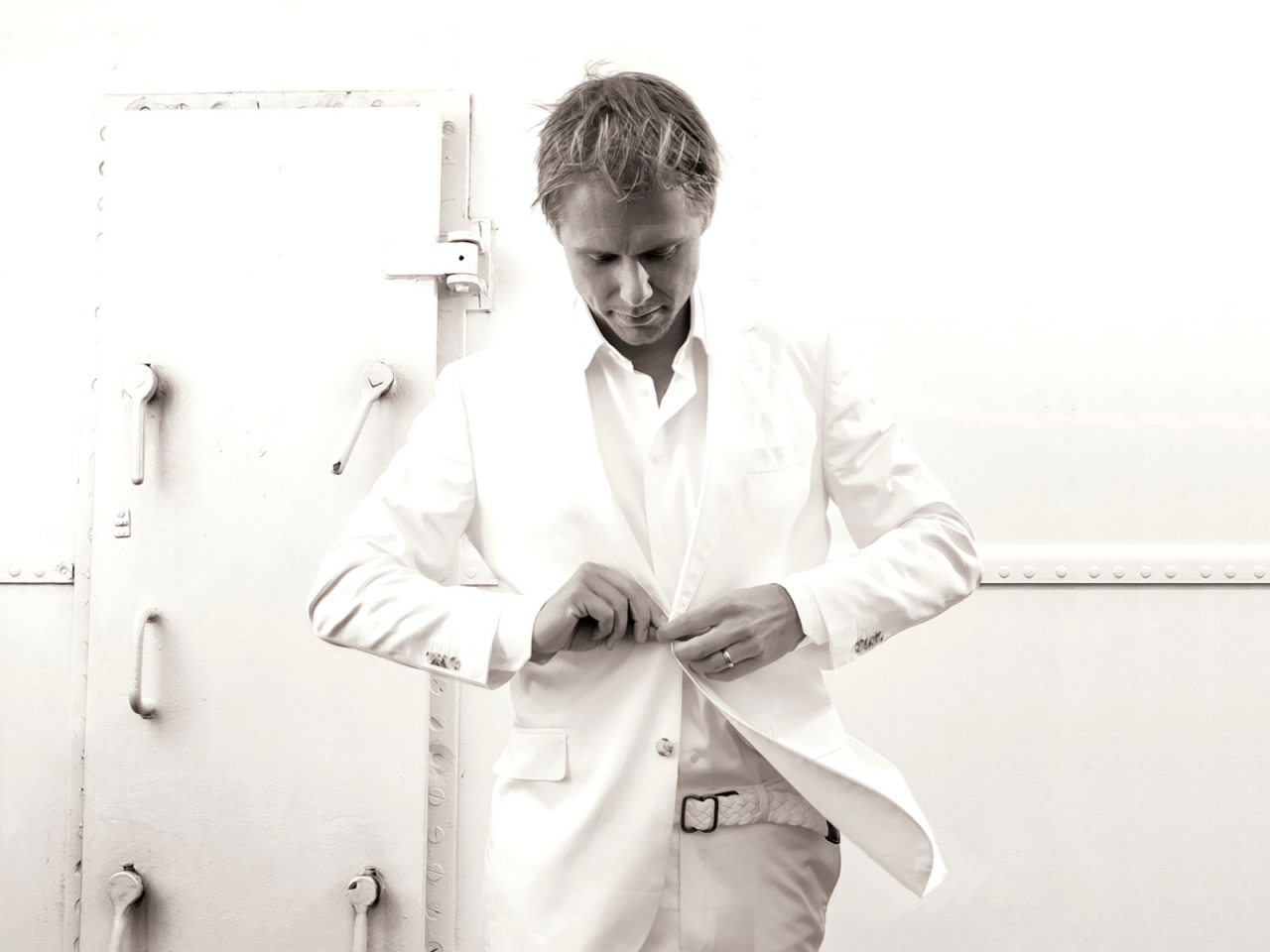 Armin Van Buuren White for 1280 x 960 resolution