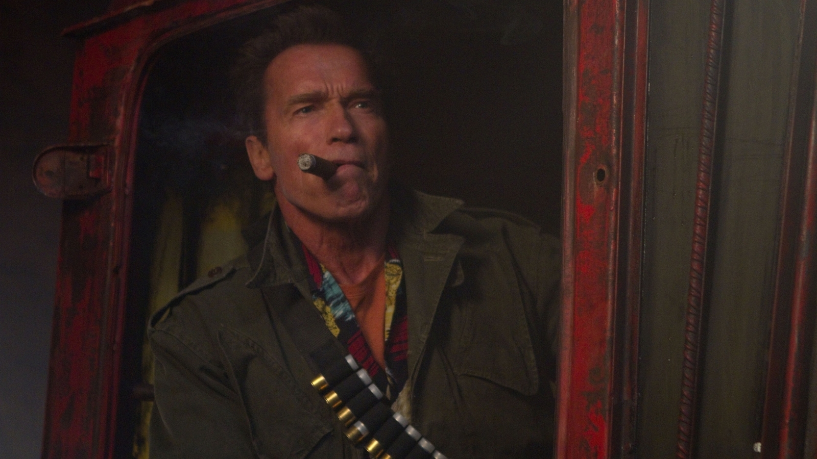 Arnold Schwarzenegger Cigar for 1600 x 900 HDTV resolution