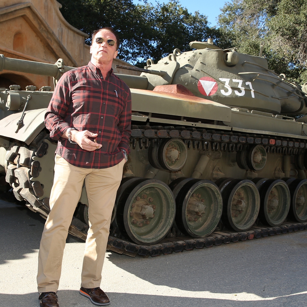 Arnold Schwarzenegger Tank for 1024 x 1024 iPad resolution