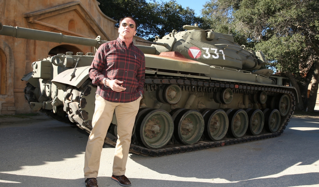 Arnold Schwarzenegger Tank for 1024 x 600 widescreen resolution