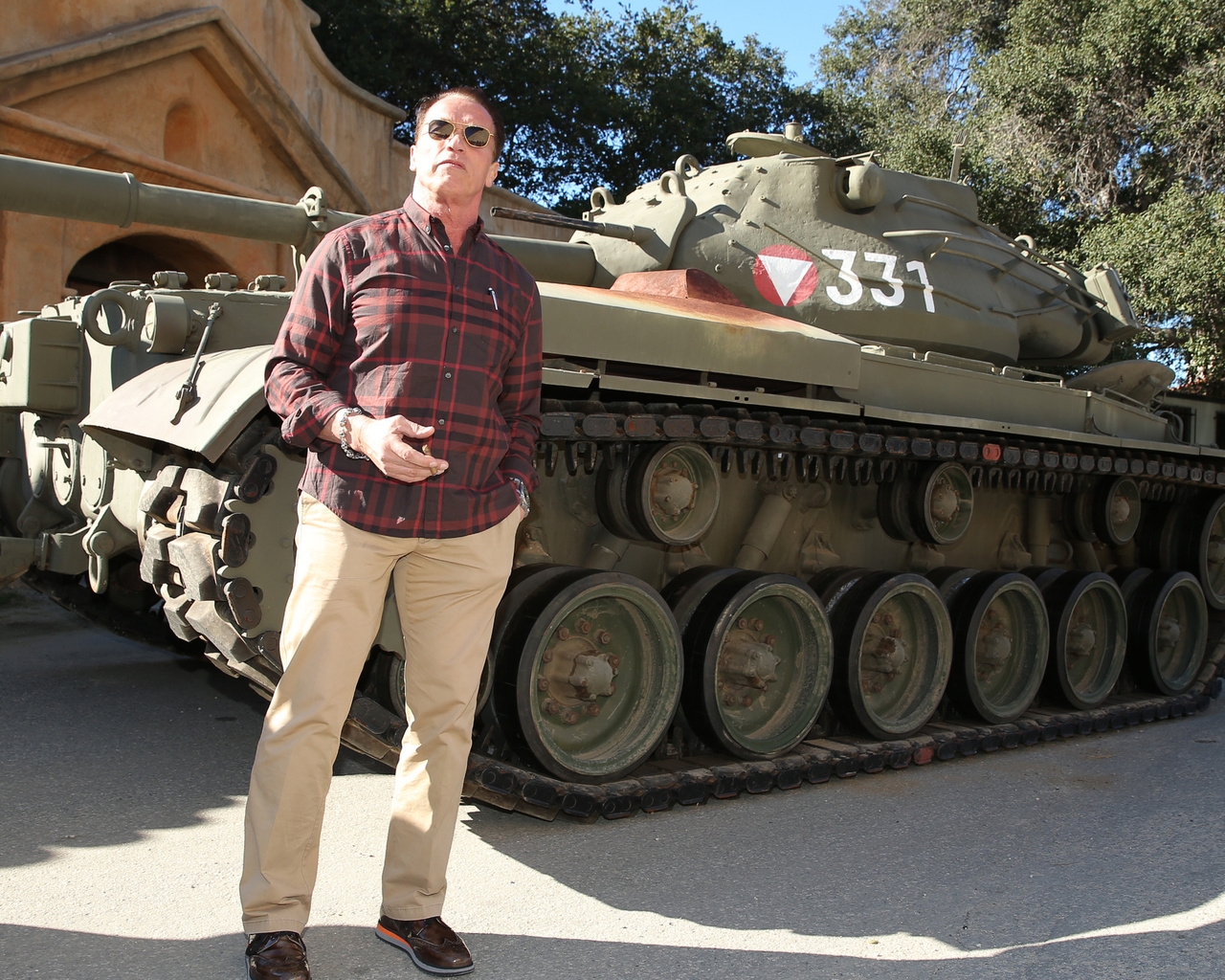 Arnold Schwarzenegger Tank for 1280 x 1024 resolution