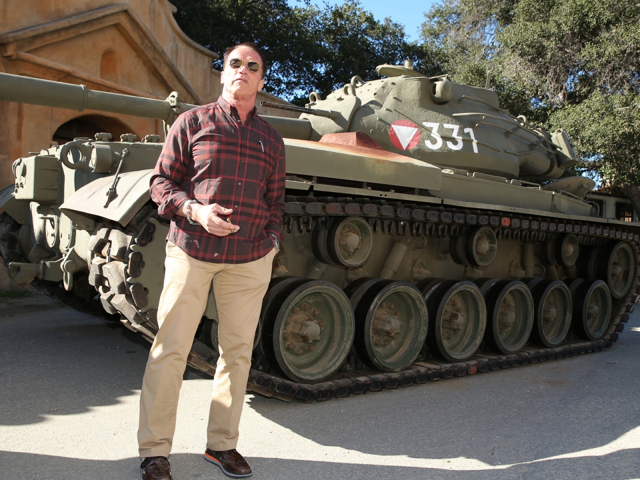 Arnold Schwarzenegger Tank for 1280 x 960 resolution