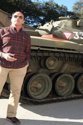 Arnold Schwarzenegger Tank for 320 x 480 iPhone resolution