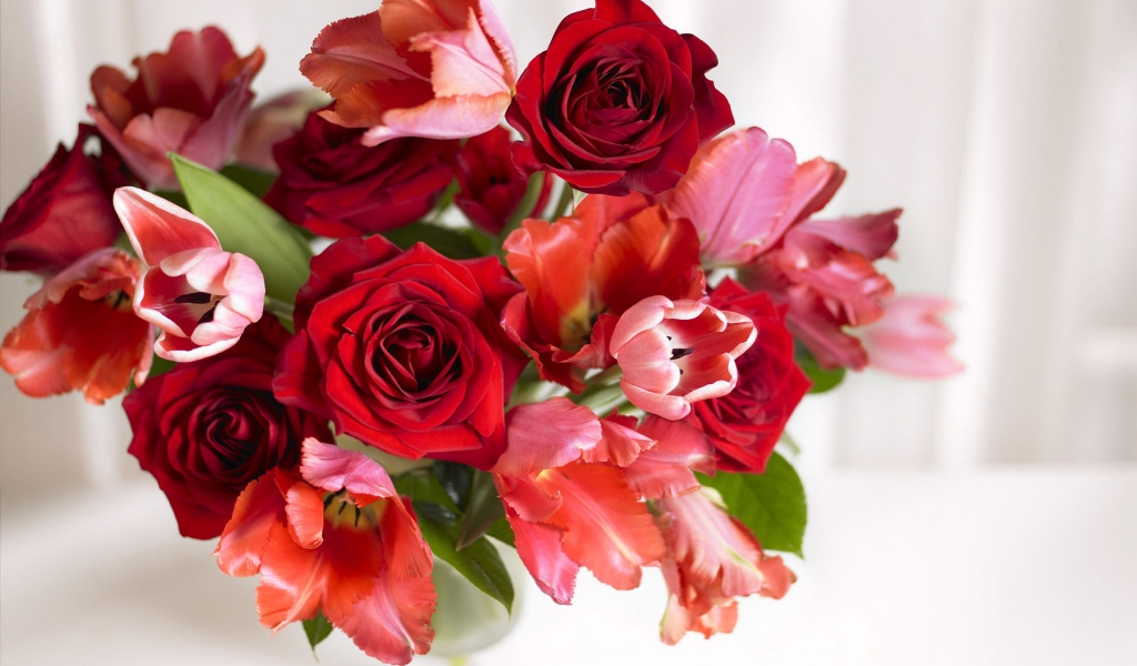 Arrangement of Roses and Tulips for 1024 x 600 widescreen resolution