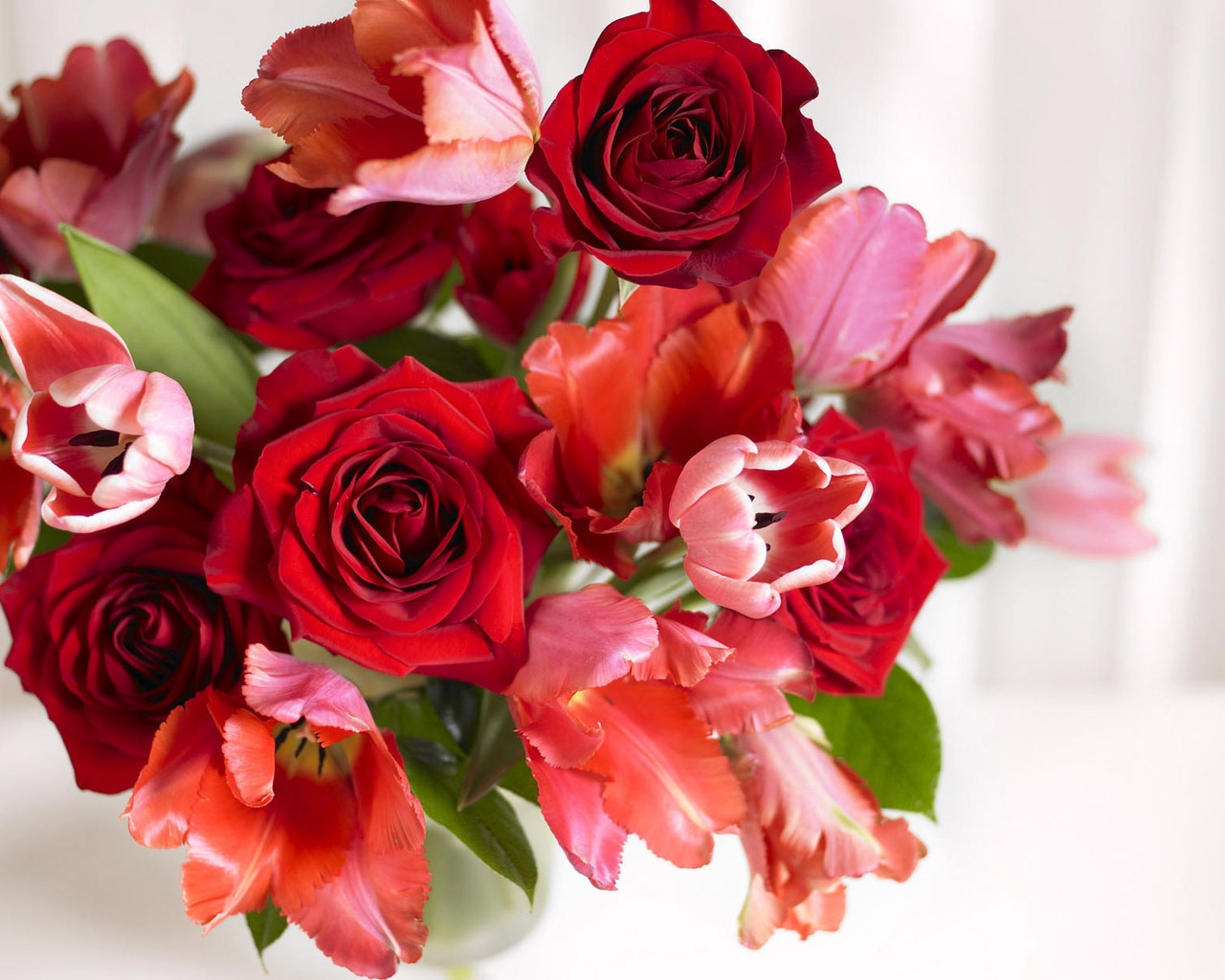 Arrangement of Roses and Tulips for 1280 x 1024 resolution