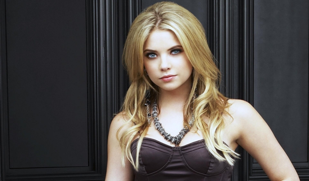 Ashley Benson Blonde Style for 1024 x 600 widescreen resolution