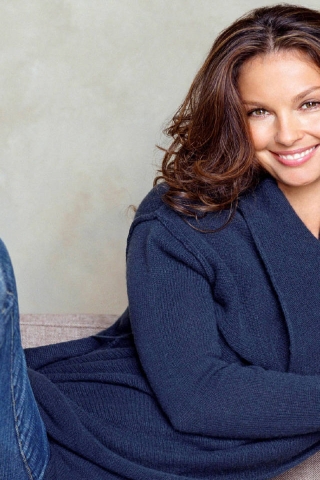 Ashley Judd Beautiful Smile for 320 x 480 iPhone resolution