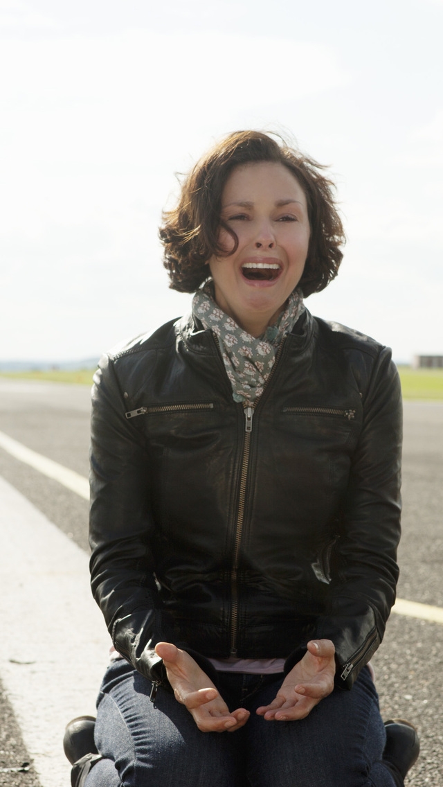 Ashley Judd Crying for 640 x 1136 iPhone 5 resolution