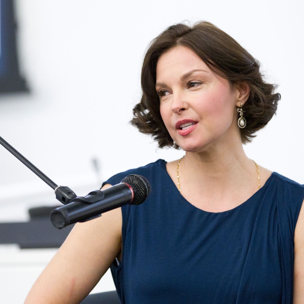 Ashley Judd Public Speech for 1024 x 1024 iPad resolution