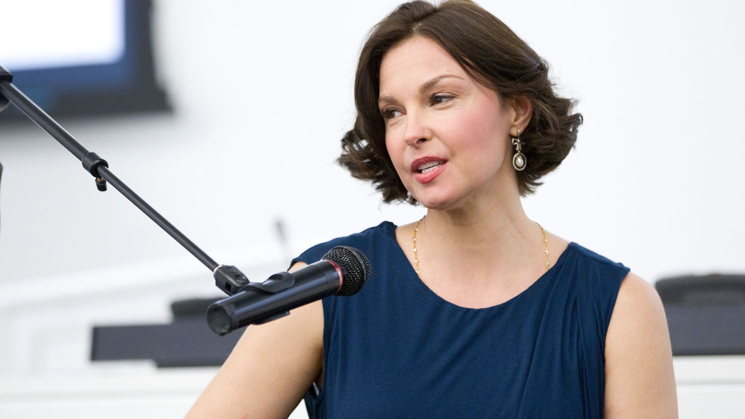 Ashley Judd Public Speech for 2560x1440 HDTV resolution