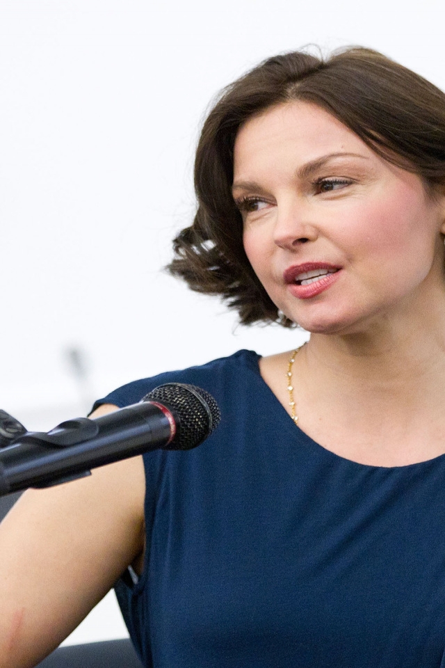 Ashley Judd Public Speech for 640 x 960 iPhone 4 resolution