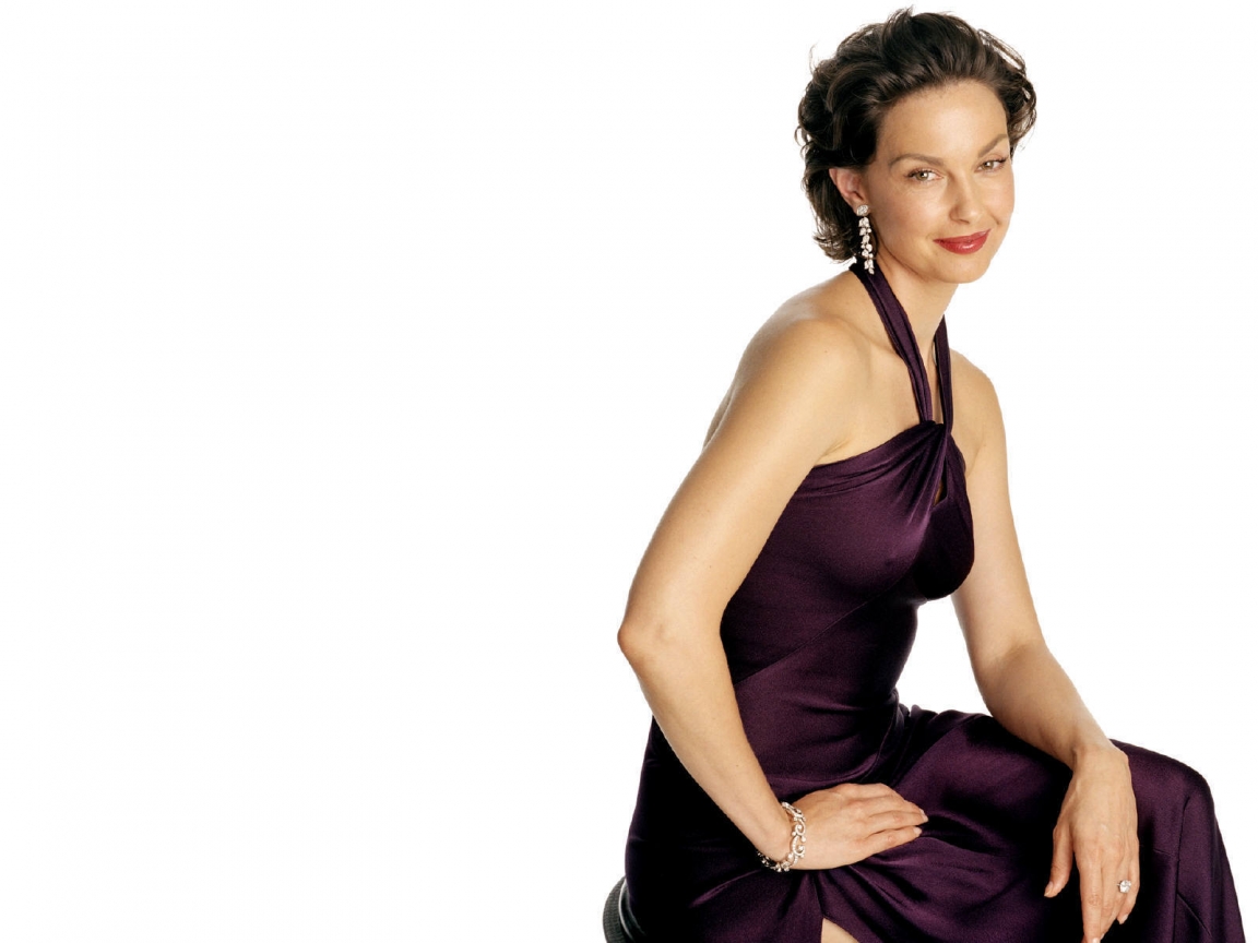 Ashley Judd Purple Dress for 1152 x 864 resolution
