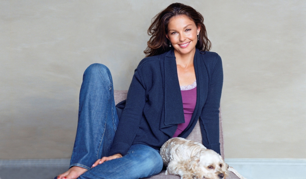 Ashley Judd Smile for 1024 x 600 widescreen resolution
