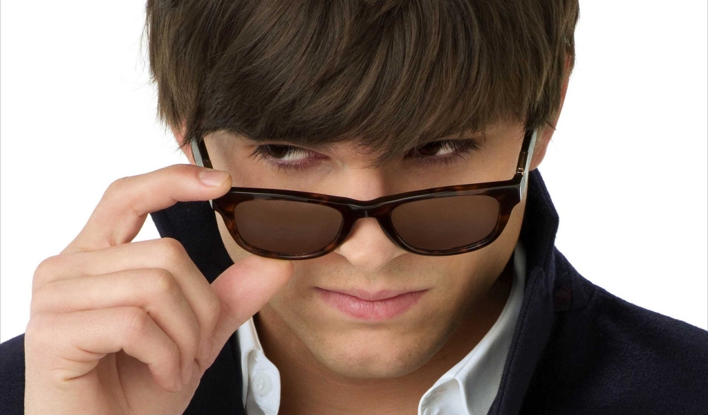 Ashton Kutcher with Sunglasses for 1024 x 600 widescreen resolution