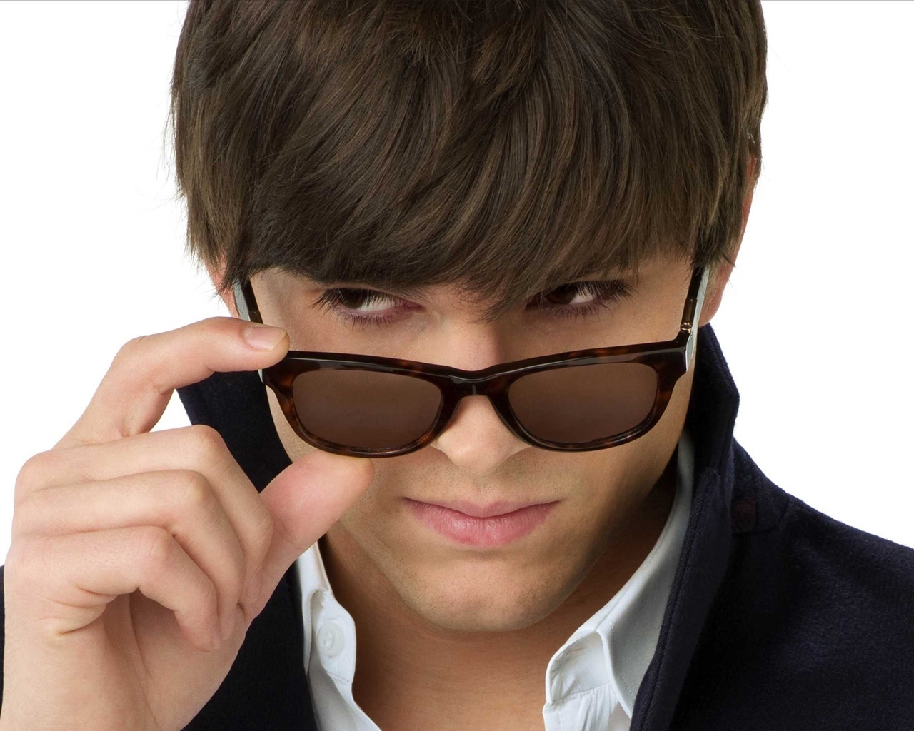 Ashton Kutcher with Sunglasses for 1280 x 1024 resolution