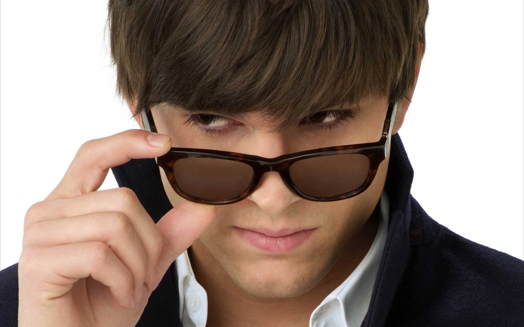 Ashton Kutcher with Sunglasses for 1680 x 1050 widescreen resolution