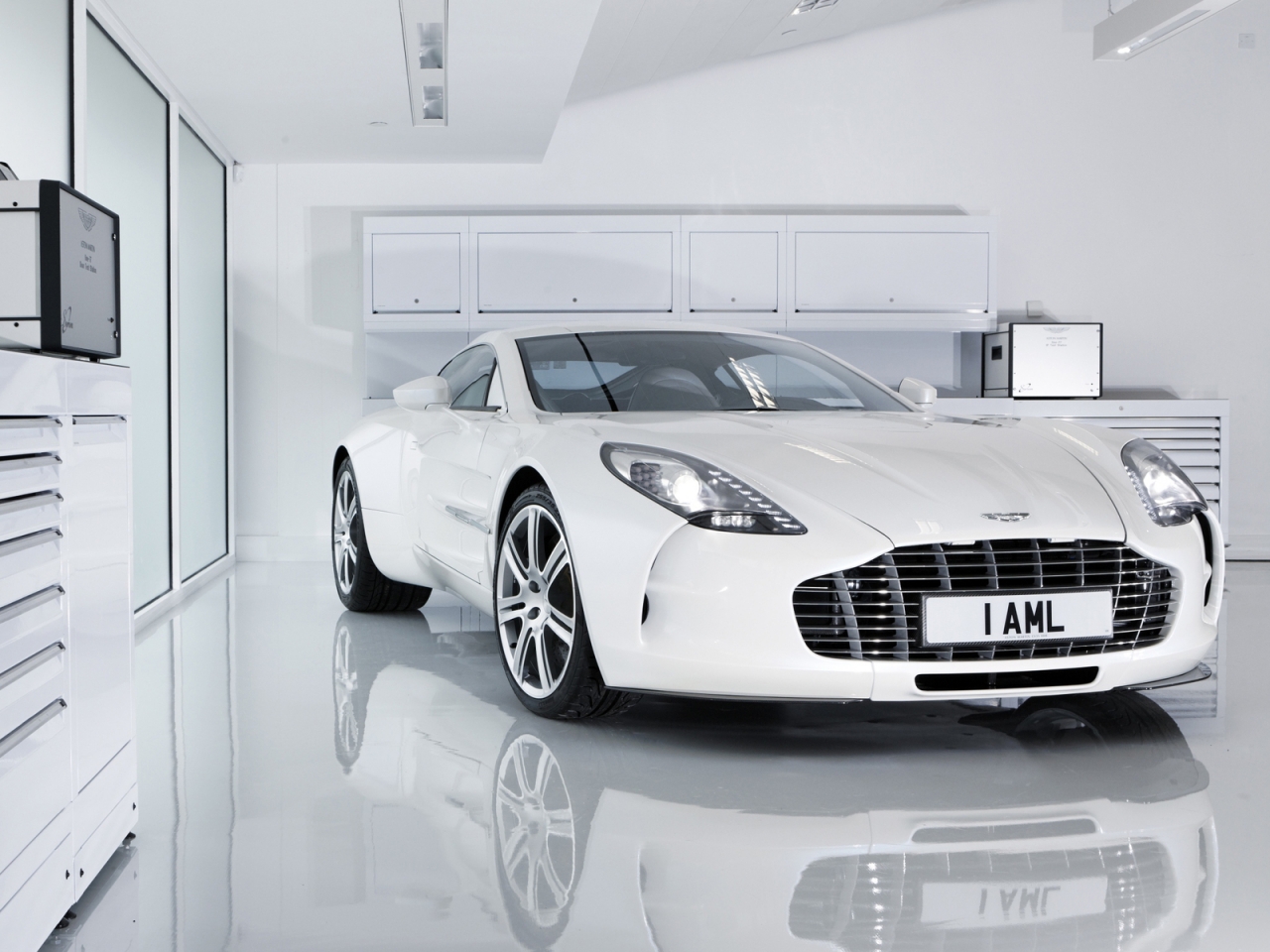 Aston Martin One 77 for 1280 x 960 resolution