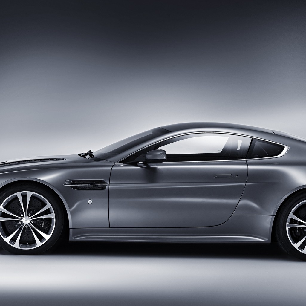 Aston Martin V12 Vantage Front View for 1024 x 1024 iPad resolution