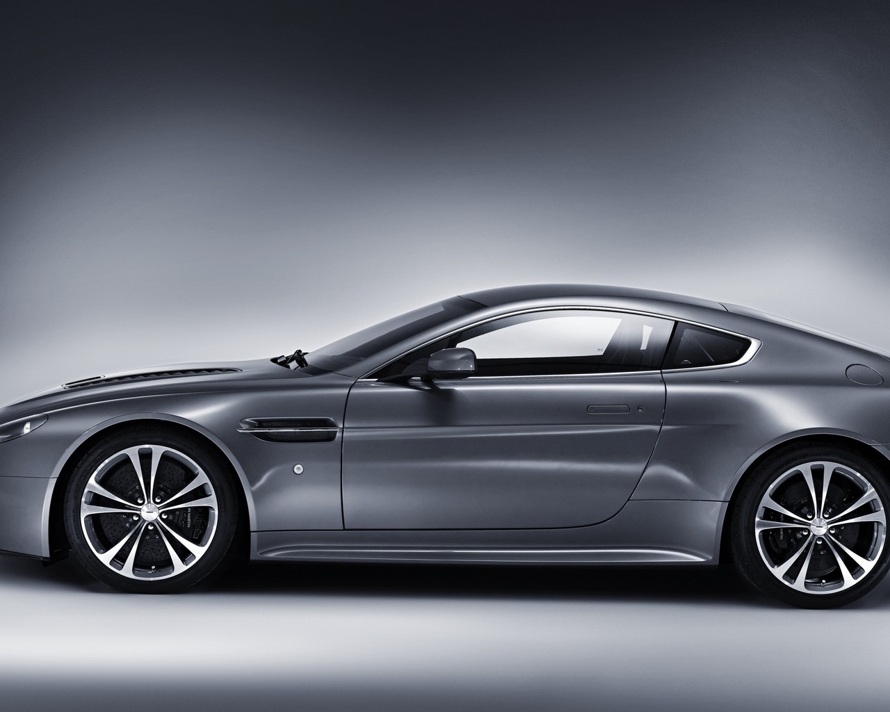 Aston Martin V12 Vantage Front View for 1280 x 1024 resolution