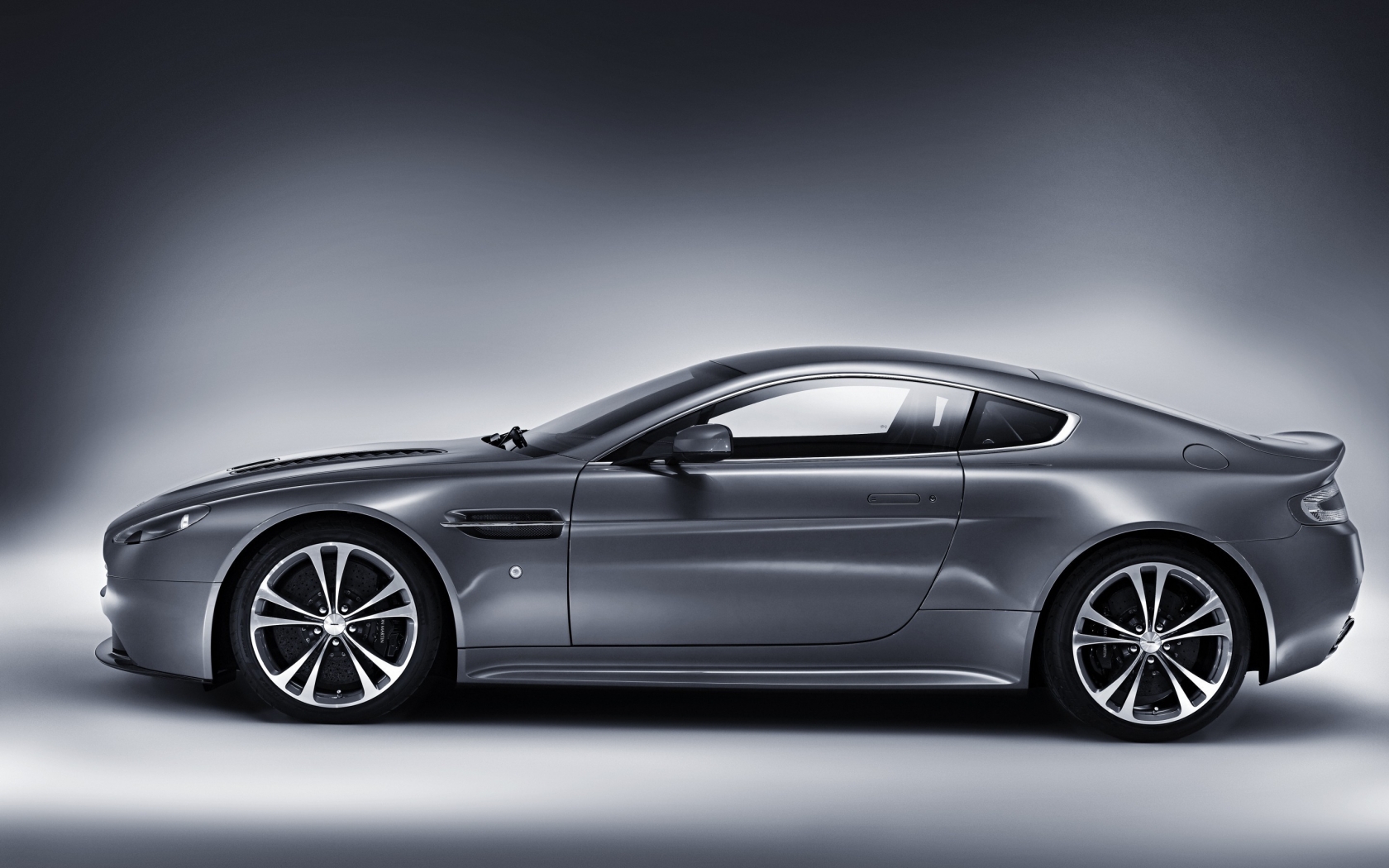 Aston Martin V12 Vantage Front View for 1680 x 1050 widescreen resolution