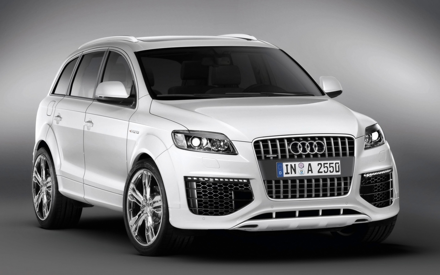 Audi Q7 Coastline front and side for 1680 x 1050 widescreen resolution