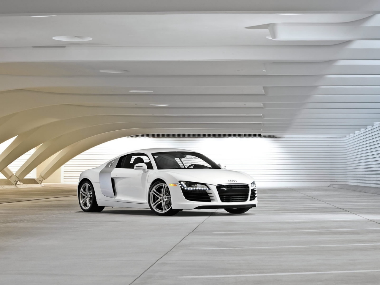 Audi R8 White front and side for 1280 x 960 resolution