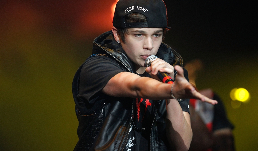 Austin Mahone Singing for 1024 x 600 widescreen resolution
